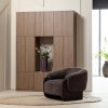 378191 W 378144 W 378145 W 378076 DB 377477 P 01 SF WP Build wandkast combinatie 162 cm eiken decor bruin Moru fauteuil chenille donkerbruin Arles vaas Milio vierkant