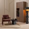 378192 W 378145 W 378144 W 378090 R 378096 G 02 SF WP Build wandkast combinatie 108 cm eiken decor bruin Loom fauteuil Tov bijzettafel Dot vloerlamp Arles vaas Milio vierkant