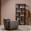 377526 WM 377499 M 801396 T 375050 B 02 SF WE Baggy draaifauteuil geweven stof warmgrijs Riss boekenkast Loft vloerlamp Efia vloerkleed vierkant