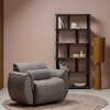 377526 WM 377499 M 801396 T 375050 B 01 SF WE Baggy draaifauteuil geweven stof warmgrijs Riss boekenkast Loft vloerlamp Efia vloerkleed vierkant