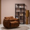 377526 MB 377499 M 801396 T 375050 B 01 SF WE Baggy draaifauteuil 3D chenille middenbruin Riss boekenkast Loft vloerlamp Efia vloerkleed vierkant