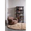 377499 M 377484 R 373527 W 375047 Z 02 SF WE Riss boekenkast Folke fauteuil naturel Cleo vloerkleed Toste