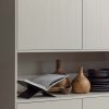 373466 M 200355 N 200356 N 377228 Z 01 SF BL Finca opbergkast 110cm grenen mist Buik deco hout Brook boekenstandaard detail